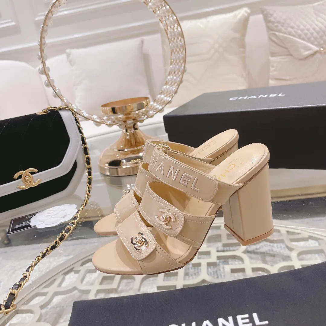 👟👟Ex-factory price 540👟👟 🌹🌹🌹2025 latest CHANEL Chanel early spring catwalk new model 🌸️Purchased the original version in Hong Kong and opened the mold exclusively. Top quality % genuine last developed with smooth lines. The shoe shape is perfect and can be safely entered and exited from the counter! Official website 1:1 production. 🇮🇹🇮🇹🇮🇹 Material: Mixed sheepskin imported from Italy & private molded double C buckle and letters are delicate, smooth, shiny and feel great! 💅The fabric and the feet are made of the same material, which is great on the feet! ! ! Color: black/apricot Code number: 34-40 (custom-made sizes 41 and 42 are non-refundable)